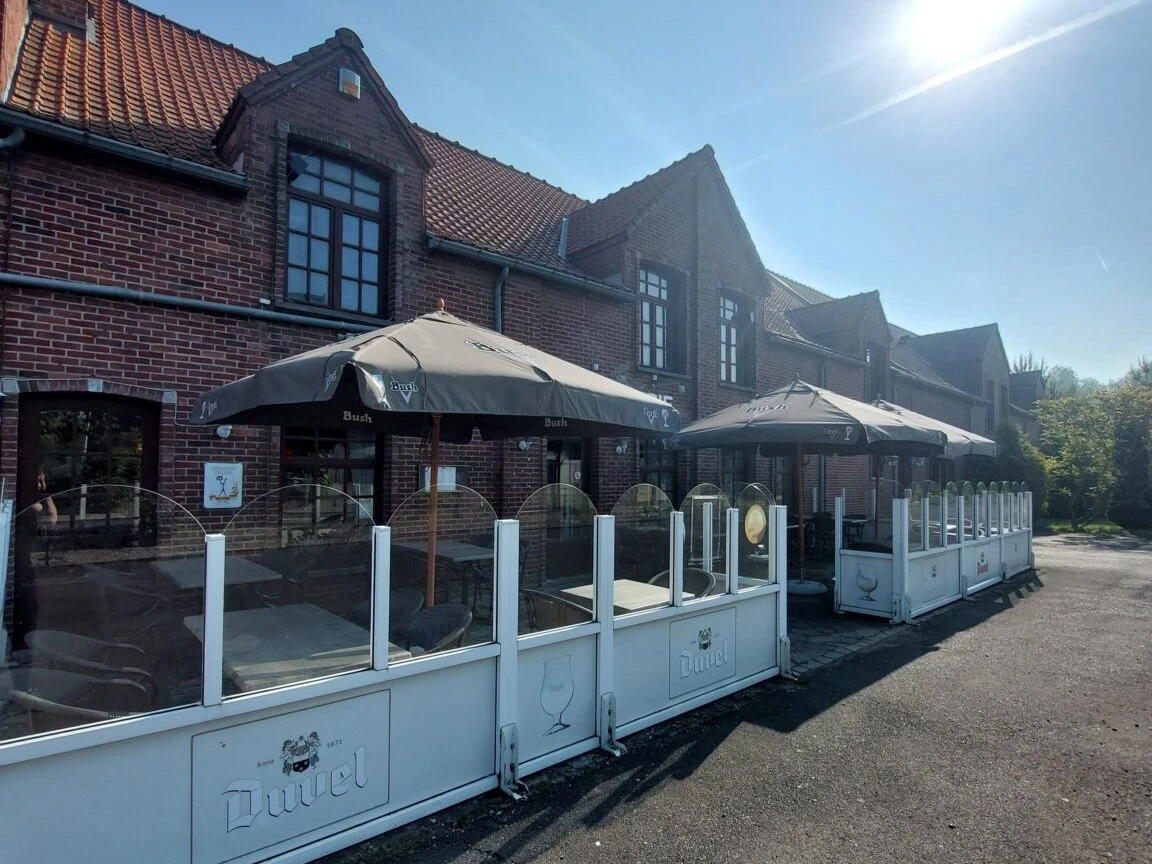 Salle principale du restaurant avec décoration médiévale