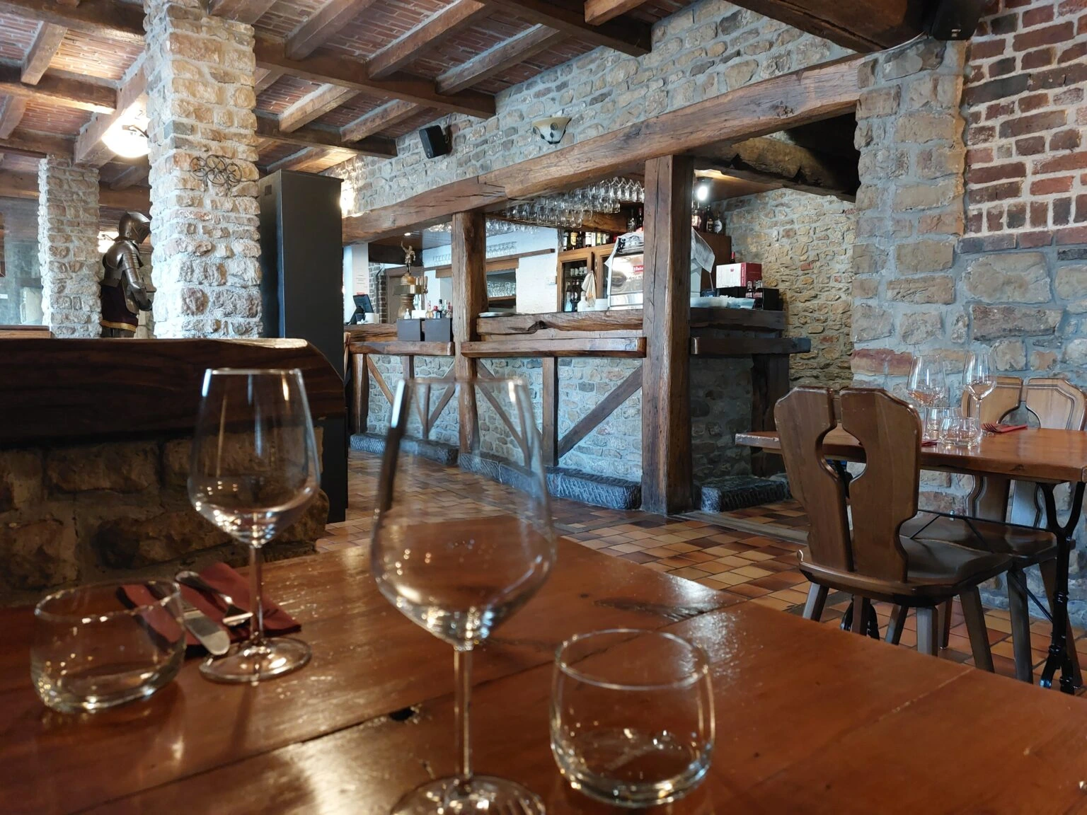 Terrasse extérieure verdoyante du restaurant